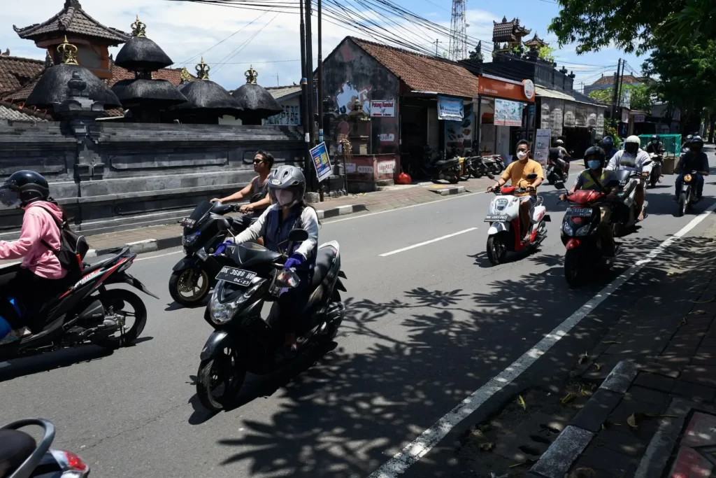 people going to traditional market